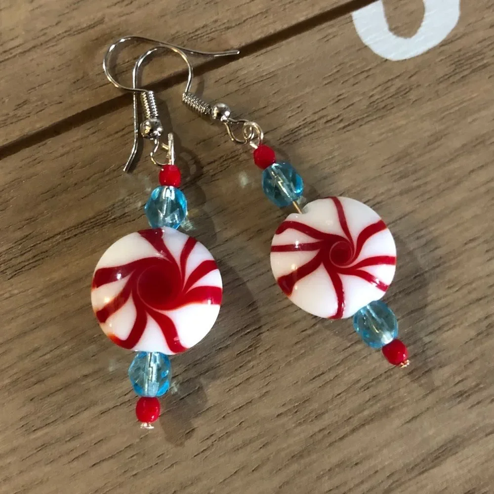 NWOT STARLIGHT PEPPERMINT LAMPWORK GLASS HOLIDAY EARRINGS